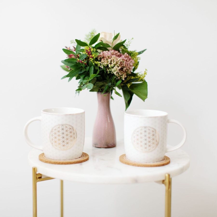 Tisch mit Vase und Tassen